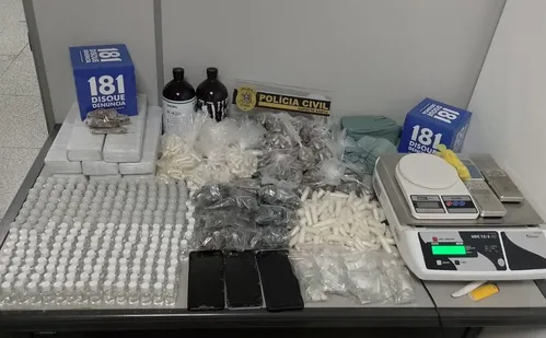 
          Imagem ilustrativa da imagem Suspeitos são presos após polícia descobrir esconderijo de drogas em Cariacica
          