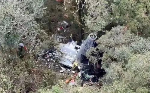 
          Imagem ilustrativa da imagem Bombeiros divulgam imagens dos destroços do helicóptero que levava Rick; veja
          