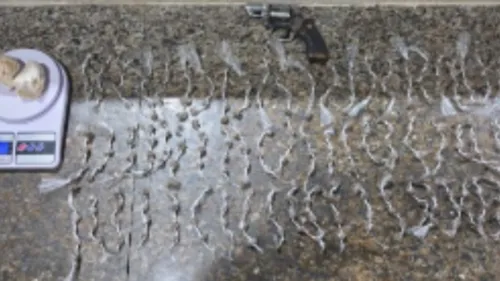 
          Imagem ilustrativa da imagem Três adolescentes são apreendidos com arma e drogas em Goiana
          