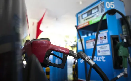 
          Imagem ilustrativa da imagem Tributos da gasolina são zerados e subsídios a combustíveis, ampliados
          