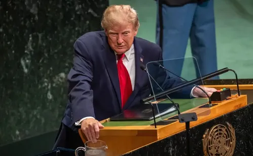 
          Imagem ilustrativa da imagem Trump rejeita limitar IA e critica governança global da tecnologia
          