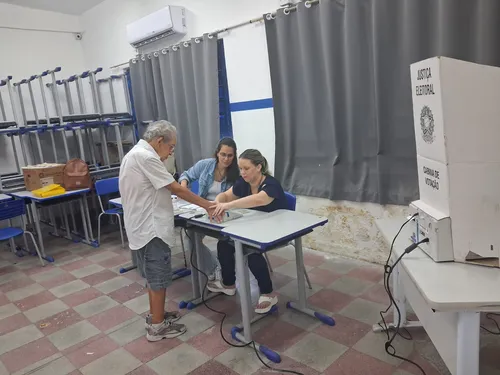 
          Imagem ilustrativa da imagem URGENTE: Zanin estende horário de votação e eleições vão até 19h
          