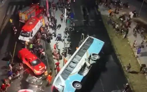 
          Imagem ilustrativa da imagem VÍDEO: Caminhão-pipa desgovernado colide com ônibus em Paulista
          