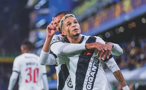 
          Imagem ilustrativa da imagem Vasco marca com Adson, se segura após expulsão e vence Boca na Bombonera
          
