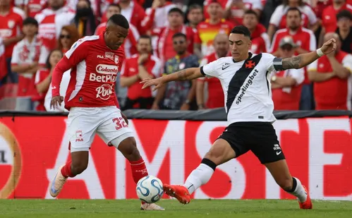 
          Imagem ilustrativa da imagem Vasco segura empate com Santa Fe e decide vaga em São Januário
          