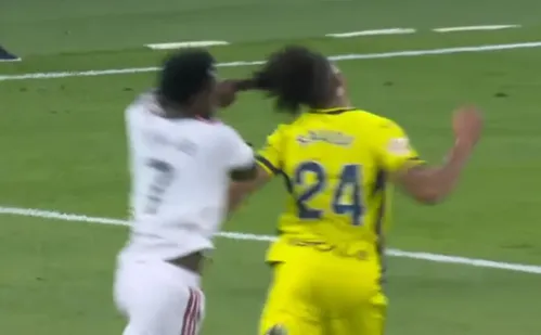 
          Imagem ilustrativa da imagem Vini Jr. é flagrado empurrando funcionário após expulsão pelo Real Madrid
          