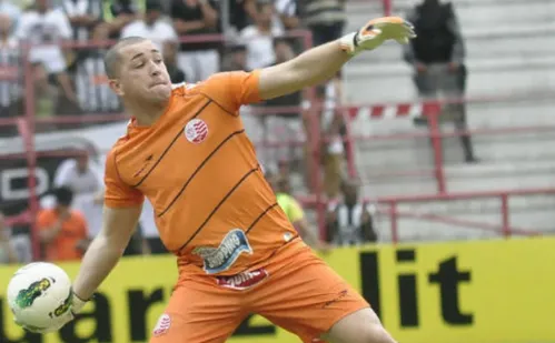 
          Imagem ilustrativa da imagem Vitória contrata goleiro capixaba Gideão para temporada 2027
          