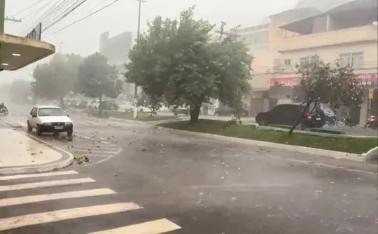 Imagem ilustrativa da imagem Chuva de granizo e ventania atinge cidade no Sul do ES; veja vídeo