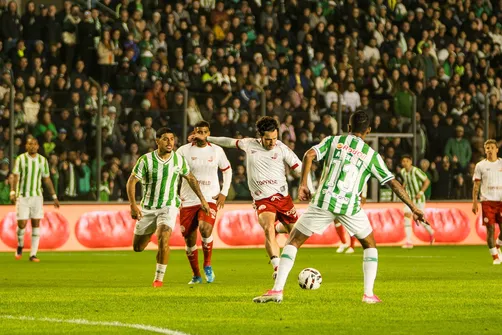 Imagem ilustrativa da imagem Náutico é goleado pelo Juventude e cai na Série B