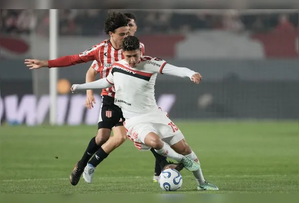 Carrascal, do Flamengo, disputa lance com Gastón Benedetti, do Estudiantes