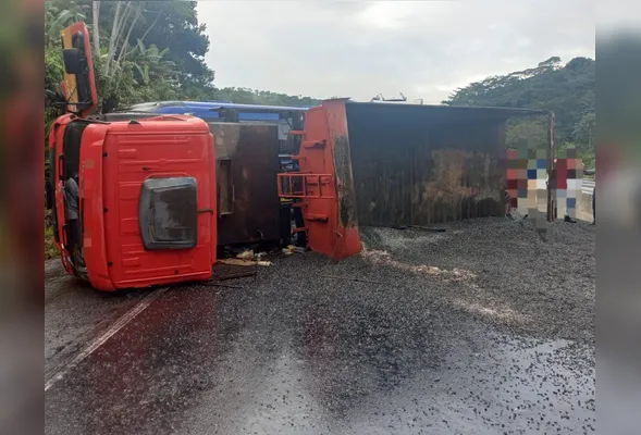 Imagem ilustrativa da imagem Caminhão tomba na BR-101 no Cabo e bloqueia trânsito no sentido Recife