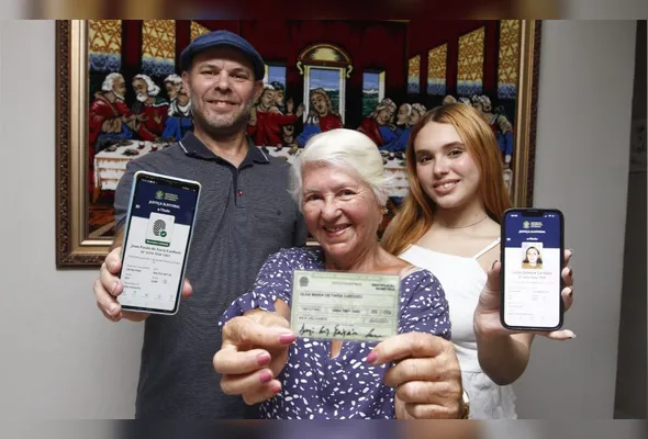 João Paulo com a mãe, Olga, e a filha, Luna Cardozo, de 17 anos, que vai votar pela primeira vez