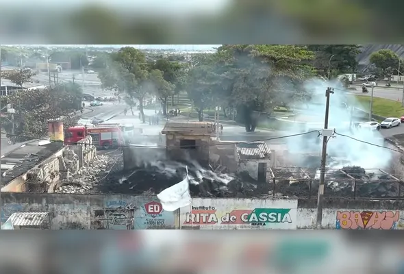 Imagem ilustrativa da imagem Incêndio destrói fábrica de pallets no Ibura