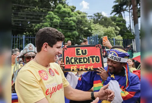 João Campos, ao chegar no colégio onde vota, foi recebido por apoiadores