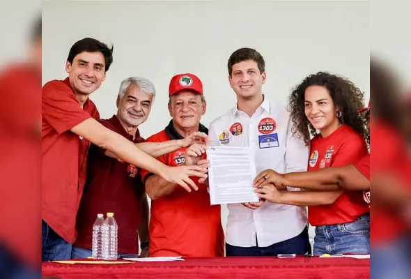João Campos recebe de Jaime Amorim, carta de intenções do MST