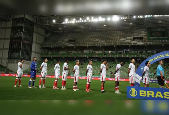 Imagem ilustrativa da imagem Náutico reage no fim, mas cai para o América-MG, em BH