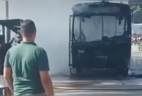 Imagem ilustrativa da imagem Ônibus pega fogo em frente à Praça do Derby, no Recife