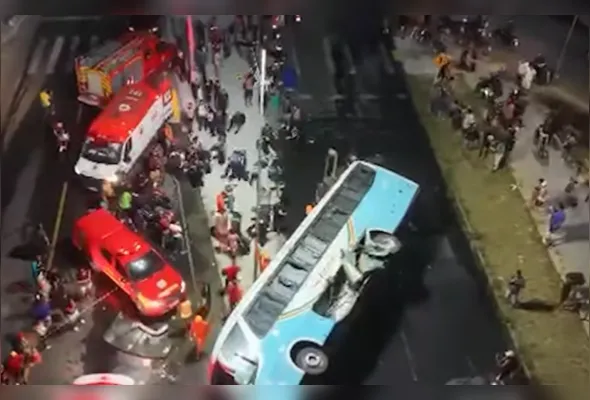 Batida do caminhão fez o ônibus tombar na pista