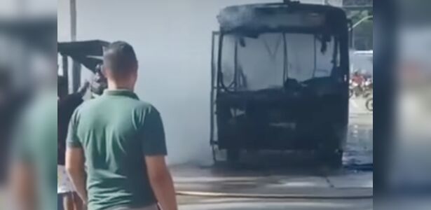 Ônibus pega fogo em frente à Praça do Derby, no Recife