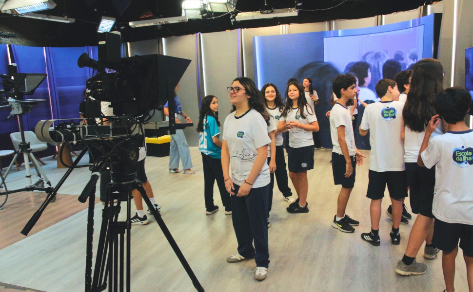 Os alunos conheceram como funciona a rotina do estúdio da TV Tribuna.
