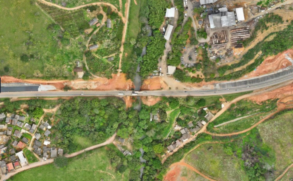 Vista aérea da ponte sobre o Rio Timbuí onde ocorrerá o içamento de vigas
