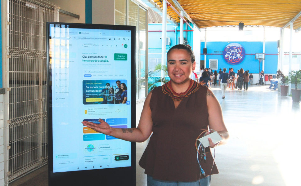A professora Layane Martins orienta projeto que desenvolveu aplicativo para alertar moradores sobre áreas de risco e chuvas extremas em Cariacica