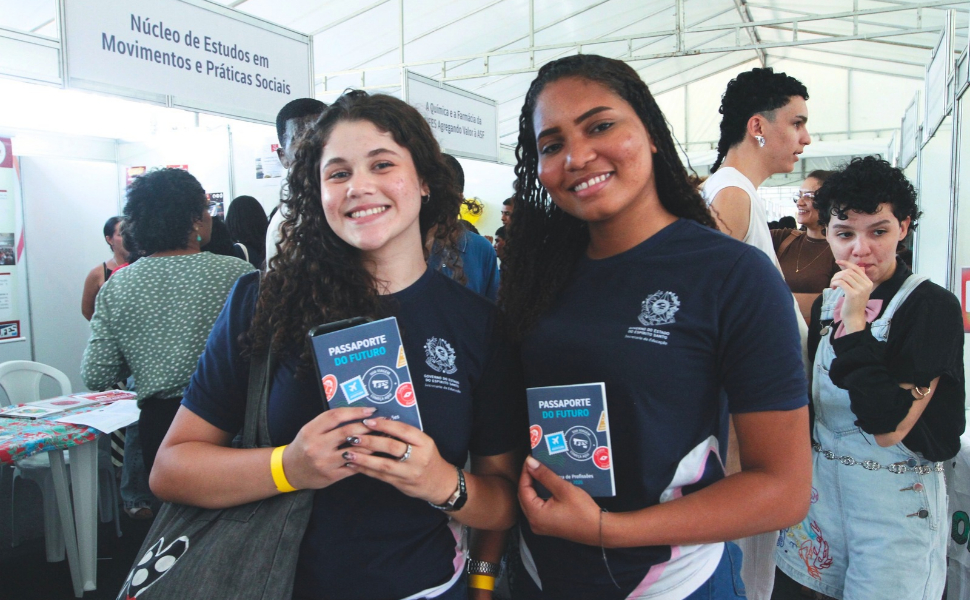 Ana Júlia Lima e Nicolly Sousa Dourado conheceram opções de cursos durante a Semana do Conhecimento da Ufes