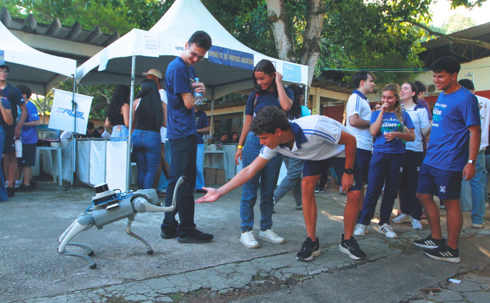Estudantes se divertem com o cachorro-robô, projeto de universitários da Ufes.