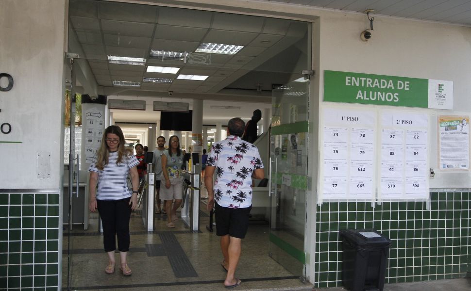 Eleitores no Ifes Vitória