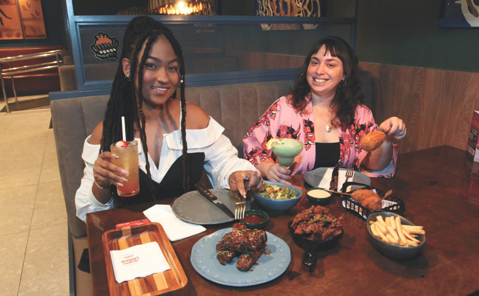 Caroline Felício e Helena Coelho foram conferir as novidades do cardápio Outbac-K, inspirado na culinária coreana