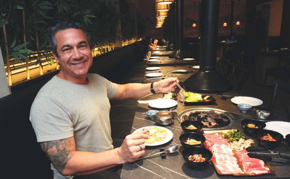 Adilson Salles aposta no churrasco coreano no Gogui Korean BBQ e também administra a Mercearia Liberdade