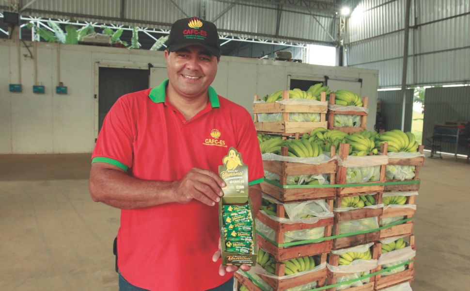 Davi Dutra de Barcelos mostra o doce sem açúcar vendido pela Cooperativa da Agricultura Familiar de Cariacica