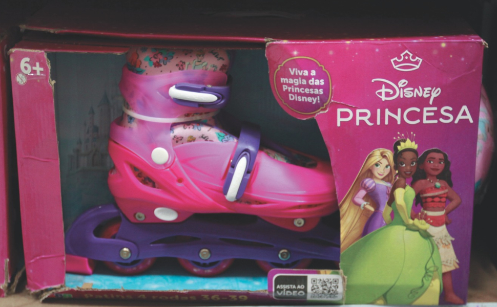 Patins das princesas incluem capacete e são opção para quem quer começar no esporte