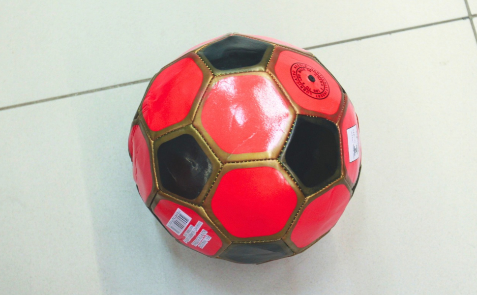 Bola de futebol segue como um dos brinquedos preferidos das crianças