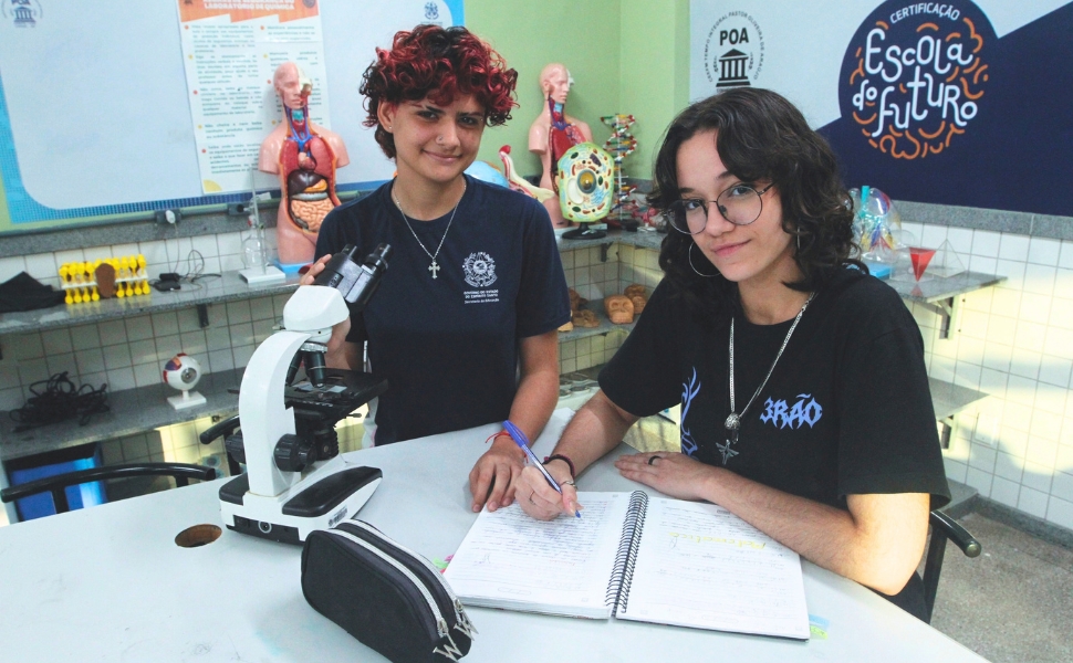 Amanda Zucateli e Solange Maristane estudam em tempo integral e nunca abandonaram o ensino médio