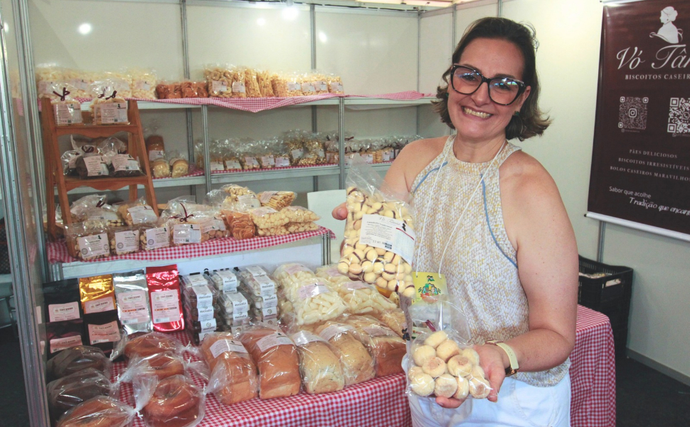 Carol Carvalho trocou as vendas pela agroindústria familiar e hoje produz biscoitos, bolos e pães
