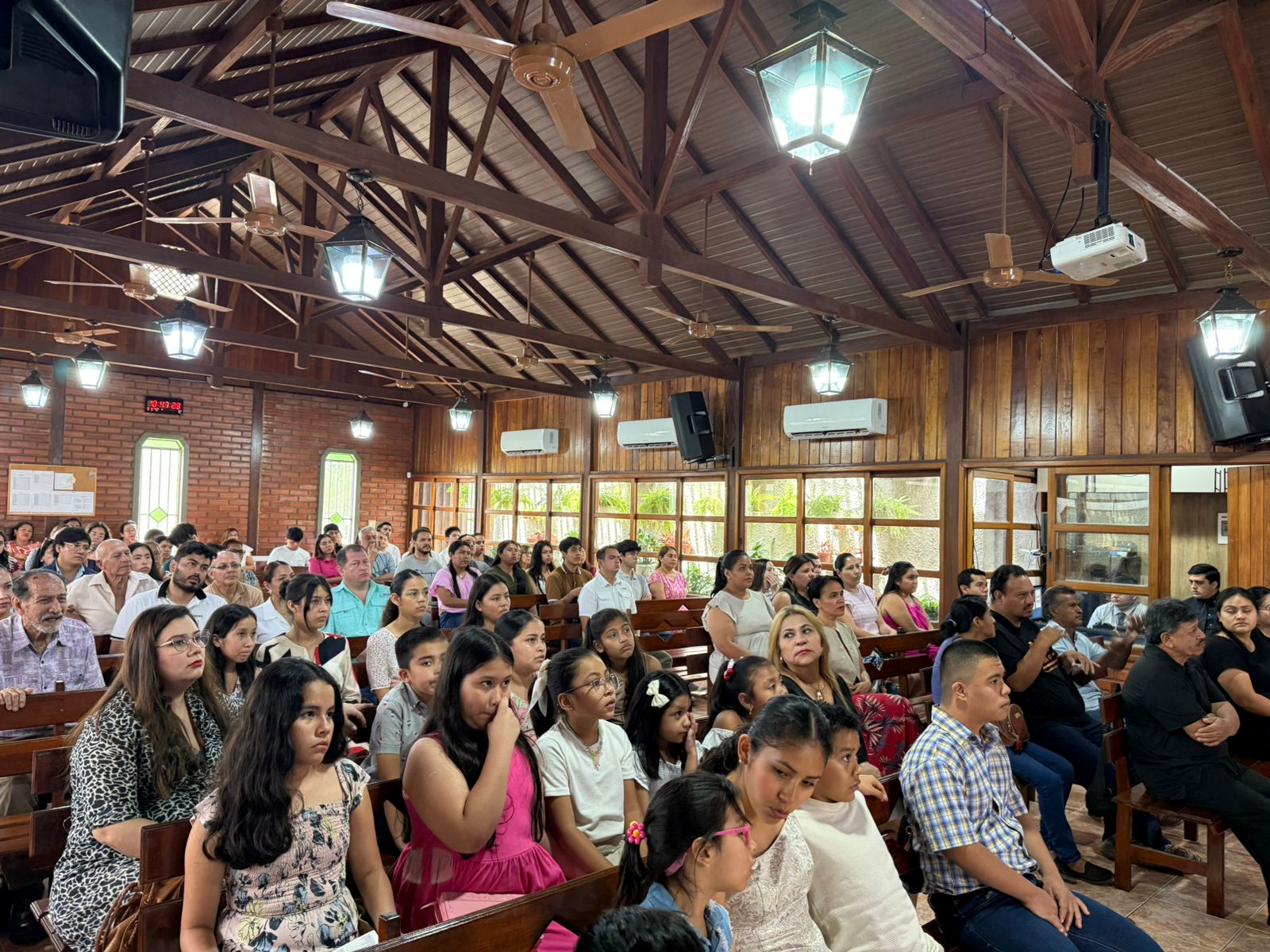Templo na Bolívia recebe escola bíblica dominical com tradução simultânea para o espanhol