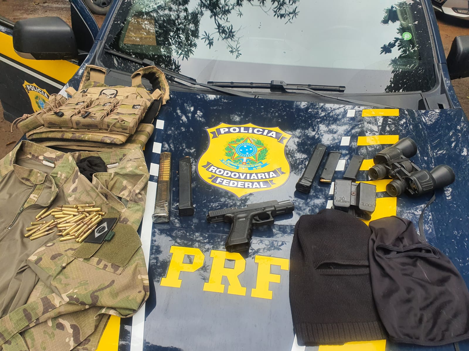 Equipe da PRF apreendeu drogas e armas com os suspeitos