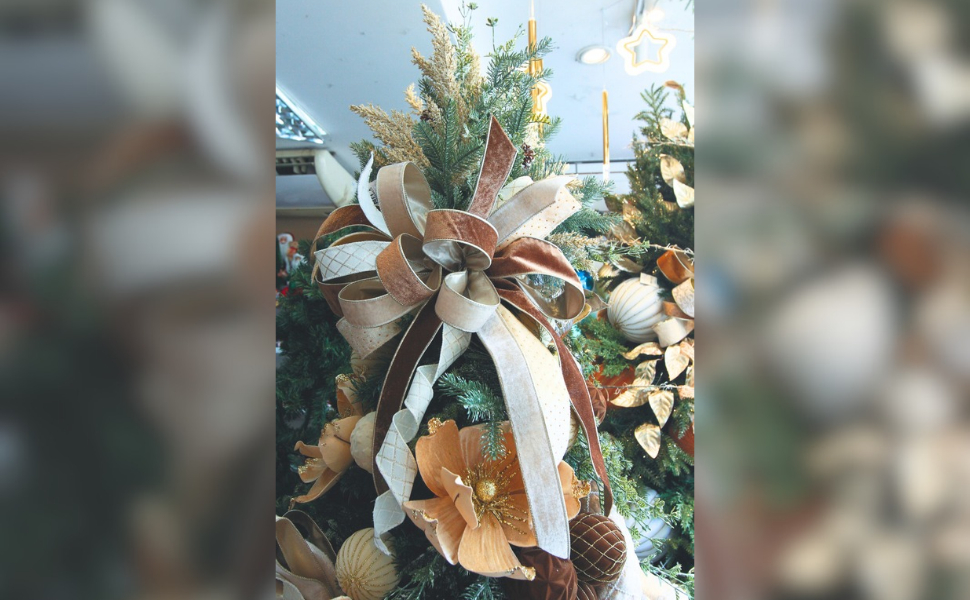 Miniárvore de 1,50 metro, com laços e flores em marrom e dourado, custa R$ 3.400, na Ponto Mix