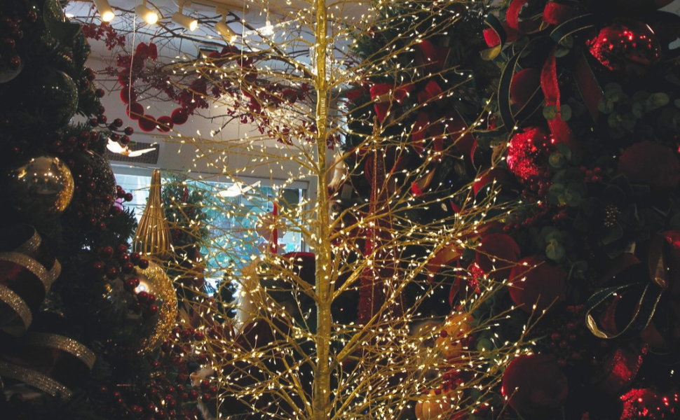Árvore com iluminação em LED e luzes amareladas custa R$ 899,99, na Ponto Mix