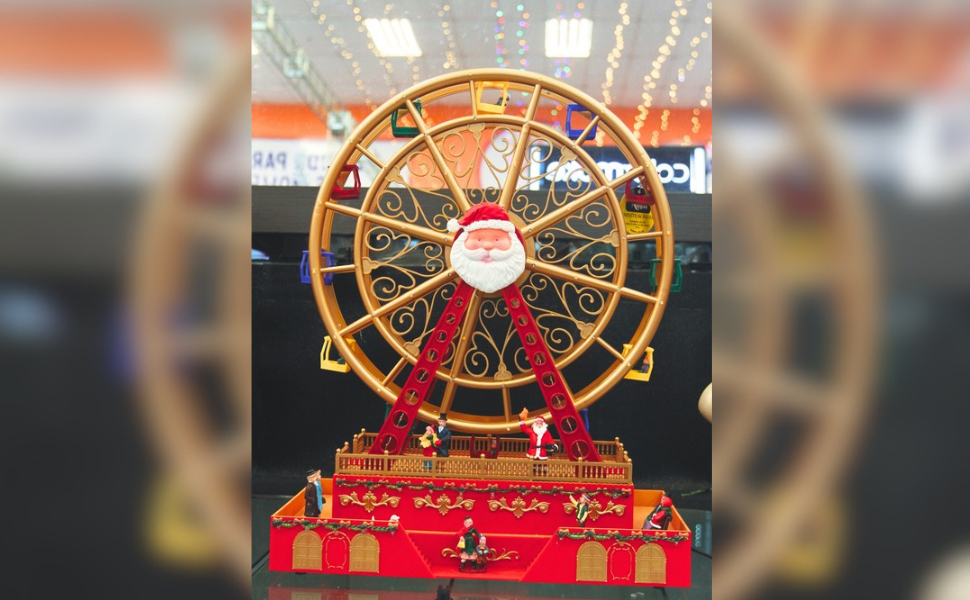 Enfeite natalino com luzes de LED e música custa R$ 840,99, na Central de Aviamentos