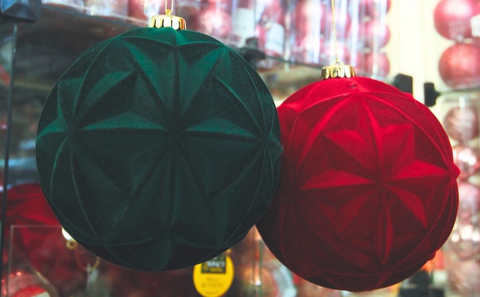 Bolas texturizadas nas cores verde e vermelho custam R$ 14,90 cada, na Central de Aviamentos