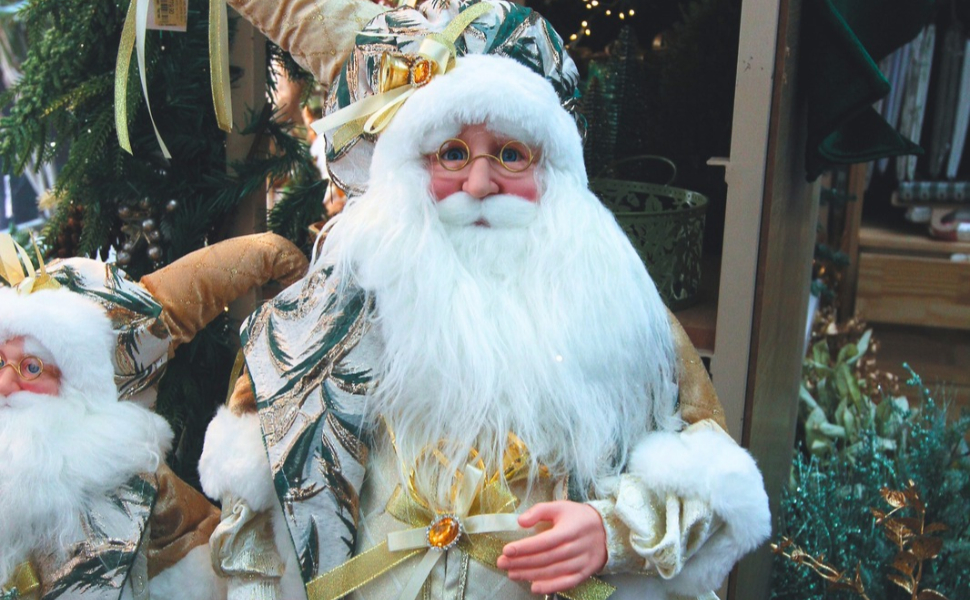 Papai Noel com roupa verde e dourada, de 60 centímetros de altura, custa R$ 779, na Ponto Mix