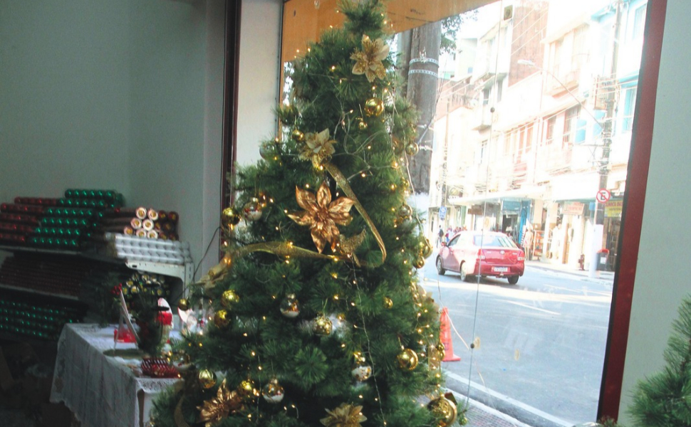 Árvore decorada com flores e bolas douradas custa R$ 1.299,99, no Atacado Melhor Preço