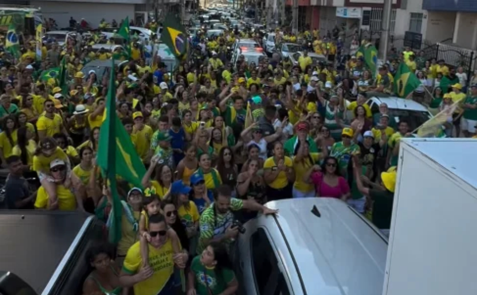 Ato em apoio a Flávio levou multidão às principais vias de Vitória e Cariacica neste sábado (24)