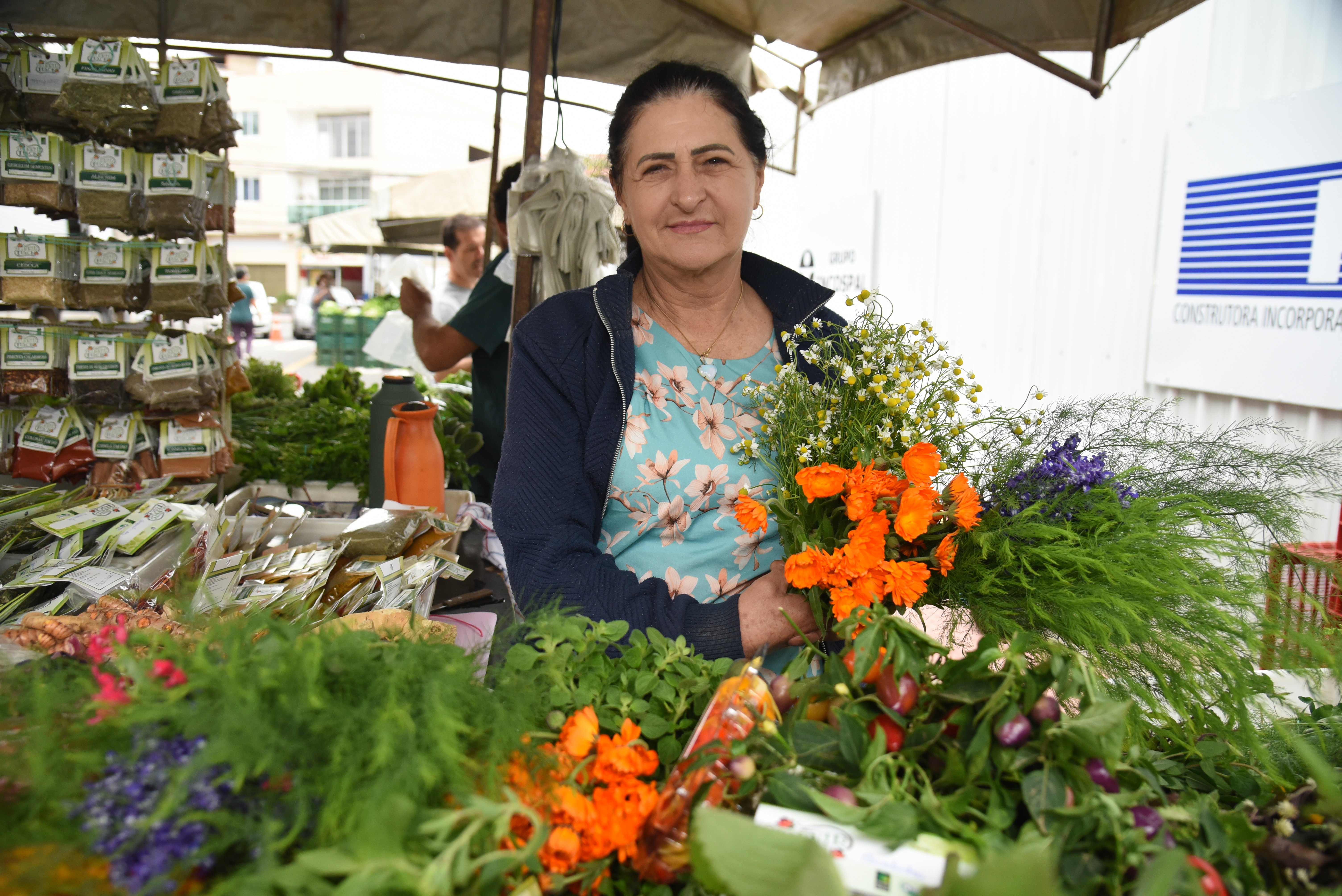 Selene Hammer Tesch atua no ramo das plantas medicinais
"Conheça e saiba usar 15 plantas medicinais"
NA foto: A agricultora Selene Hammer Tesch
Foto: Douglas Schneider