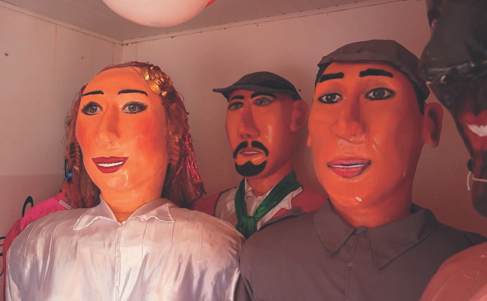 Bonecos gigantes tomam conta das ruas de Santa Leopoldina todos os anos durante os desfiles de Carnaval