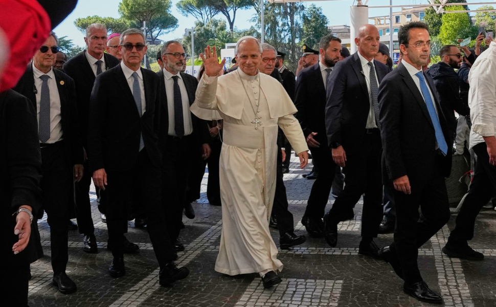 O Papa Leão XIV (c) acena ao chegar ao Policlínico Agostino Gemelli, em Roma, na Itália, nesta terça-feira, 13 de outubro de 2026