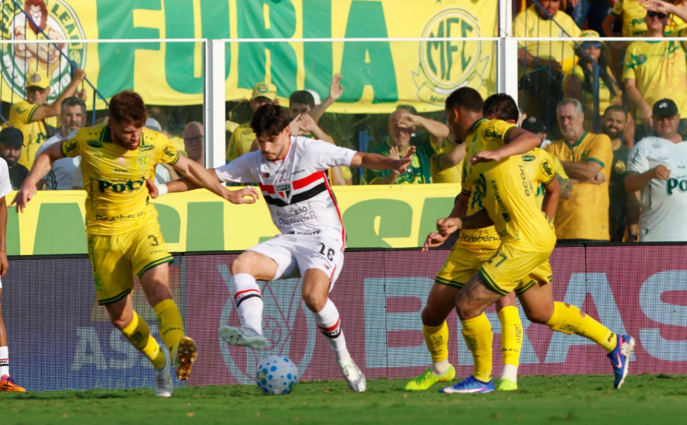Bombardeado no primeiro tempo e salvou por Rafael, São Paulo arrancou empate com Pedro Lima e se mantém distante da zona de rebaixamento.