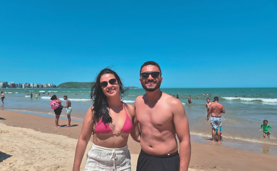 Os noivos Mateus Carvalho e Ana Luíza Dias, ambos de 25 anos, visitaram Guarapari pela primeira vez durante o feriadão, atraídos pela fama das praias